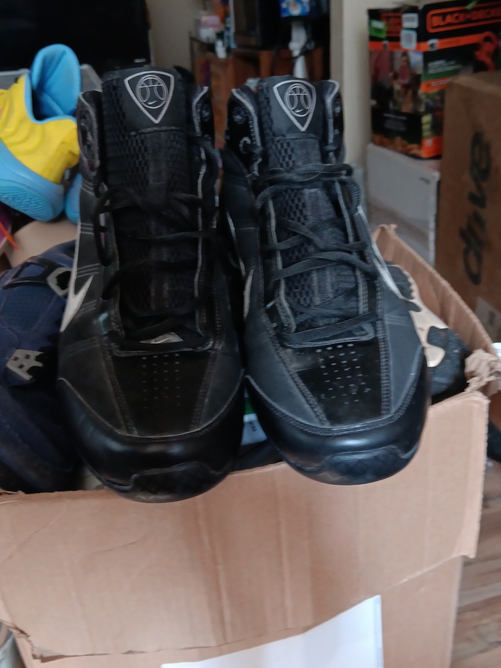 Men's Size 9.5 Nike Shox Black Athletic High-Top Sneakers